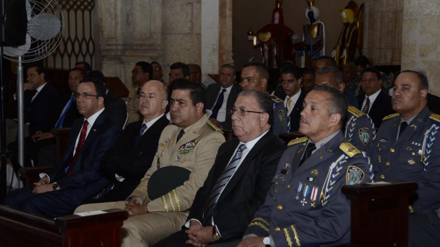 Ministro de Interior y jefe de la Policía abandonan misa tras llamada y convocan rueda de prensa