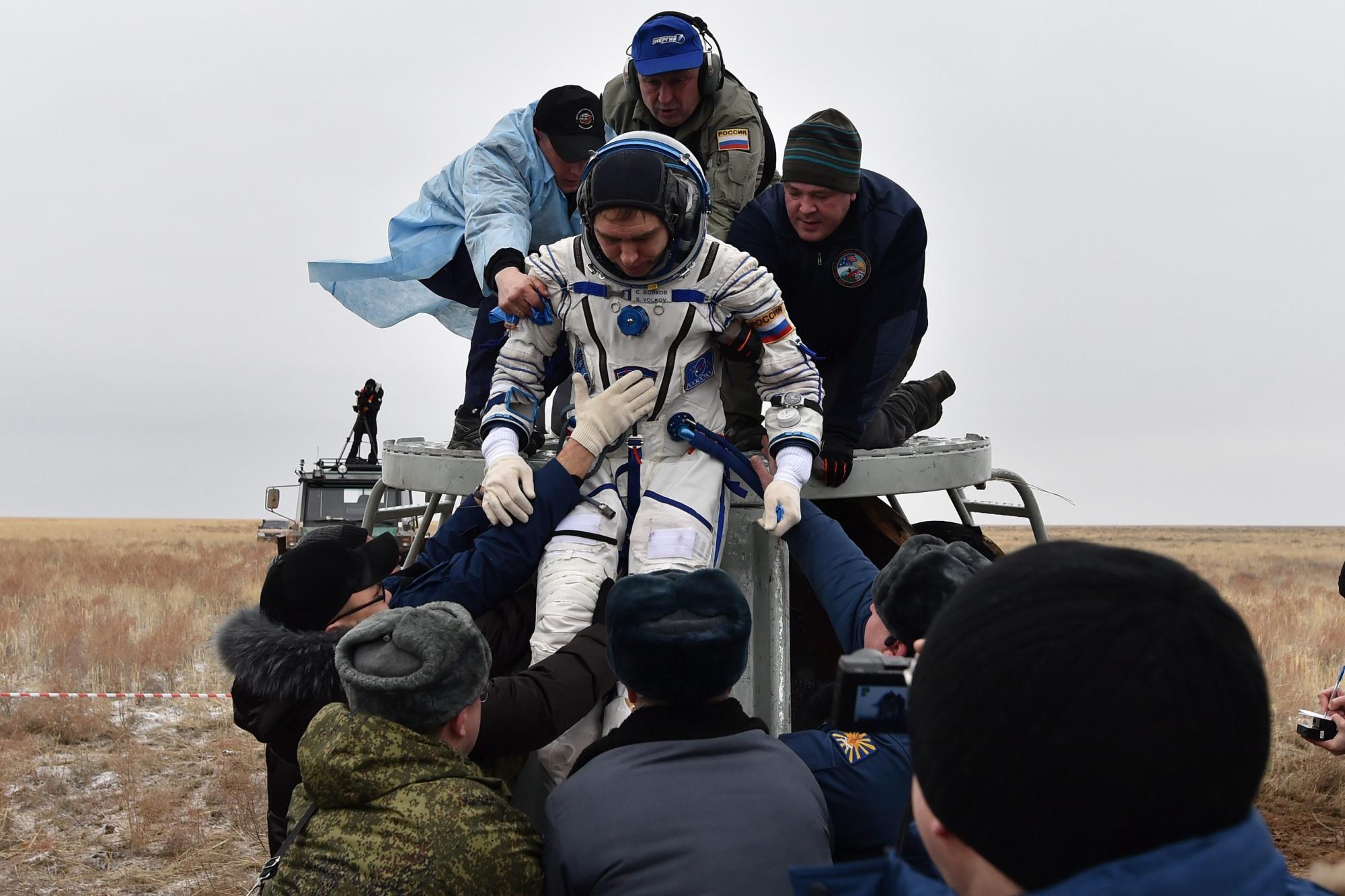 El cosmonauta ruso Serguéi Volkov abandona la nave rusa Soyuz TMA-18M tras aterrizar cerca de la ciudad de Dzhezkazgan en Kazajistán.