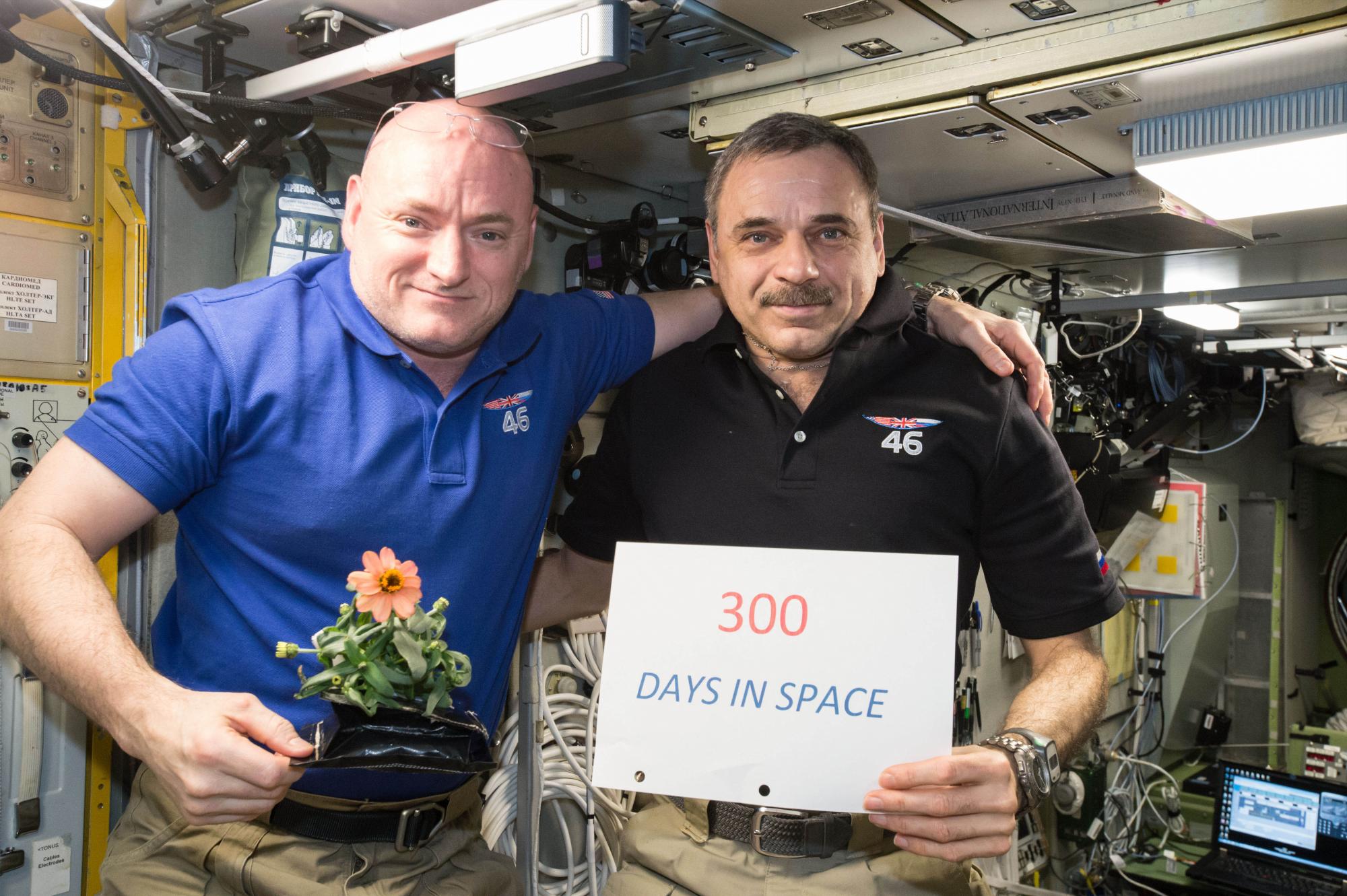 En esta foto del 21 de enero de 2016 puesta a disposición por la NASA, los tripulantes de una misión de un año de duración, Scott Kelly de la NASA, izquierda, y Mikhail Kornienko de Roscosmos, celebran sus 300 días consecutivos en el espacio. 