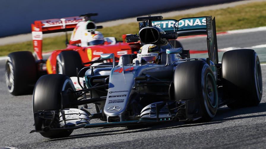 Lewis Hamilton domina sesión matutina en pruebas de la F1 
