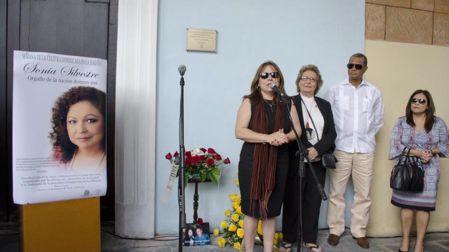 Develan en La Habana una tarja en homenaje a Sonia Silvestre