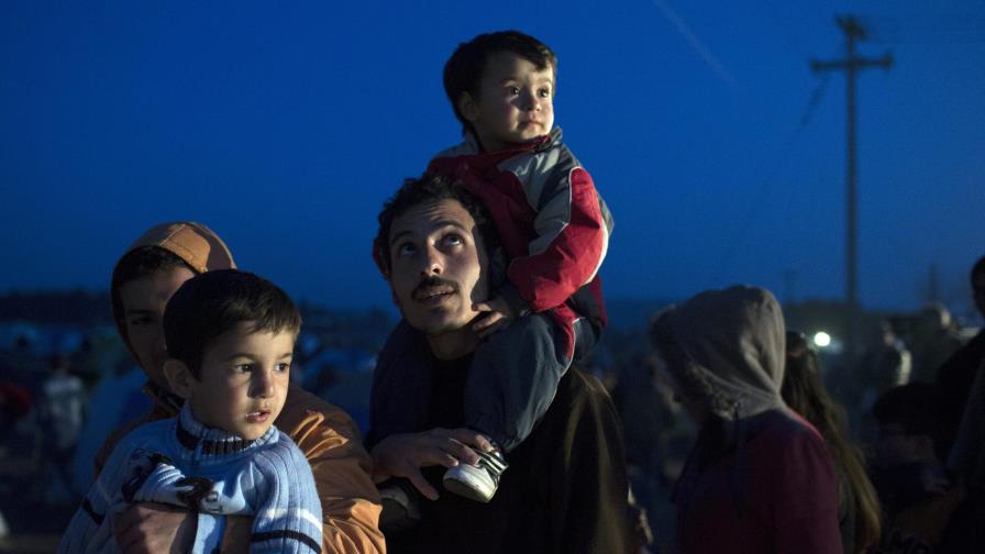 Macedonia reabre frontera a un pequeño número de migrantes 