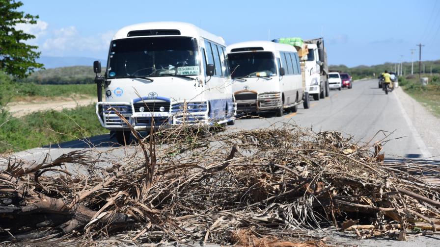 Obstruyen paso de carretera Neyba-Barahona en demanda de arreglo de calles
