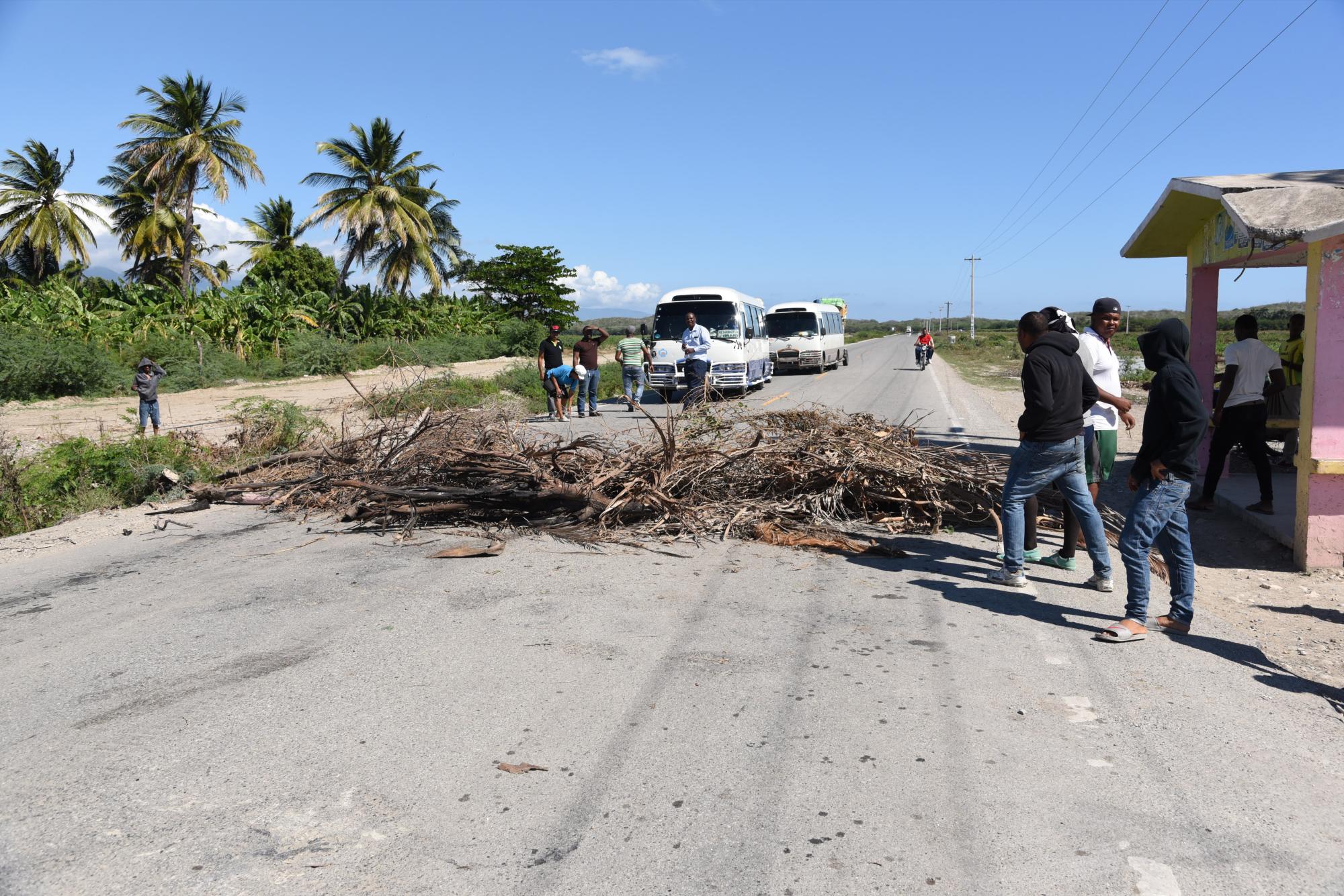  Residentes en la comunidad de Mena Arriba y Mena Abajo, en el municipio de Tamayo, obstruyeron el paso por la carretera que comunica a Neyba, en demanda de asfalto a las calles. 