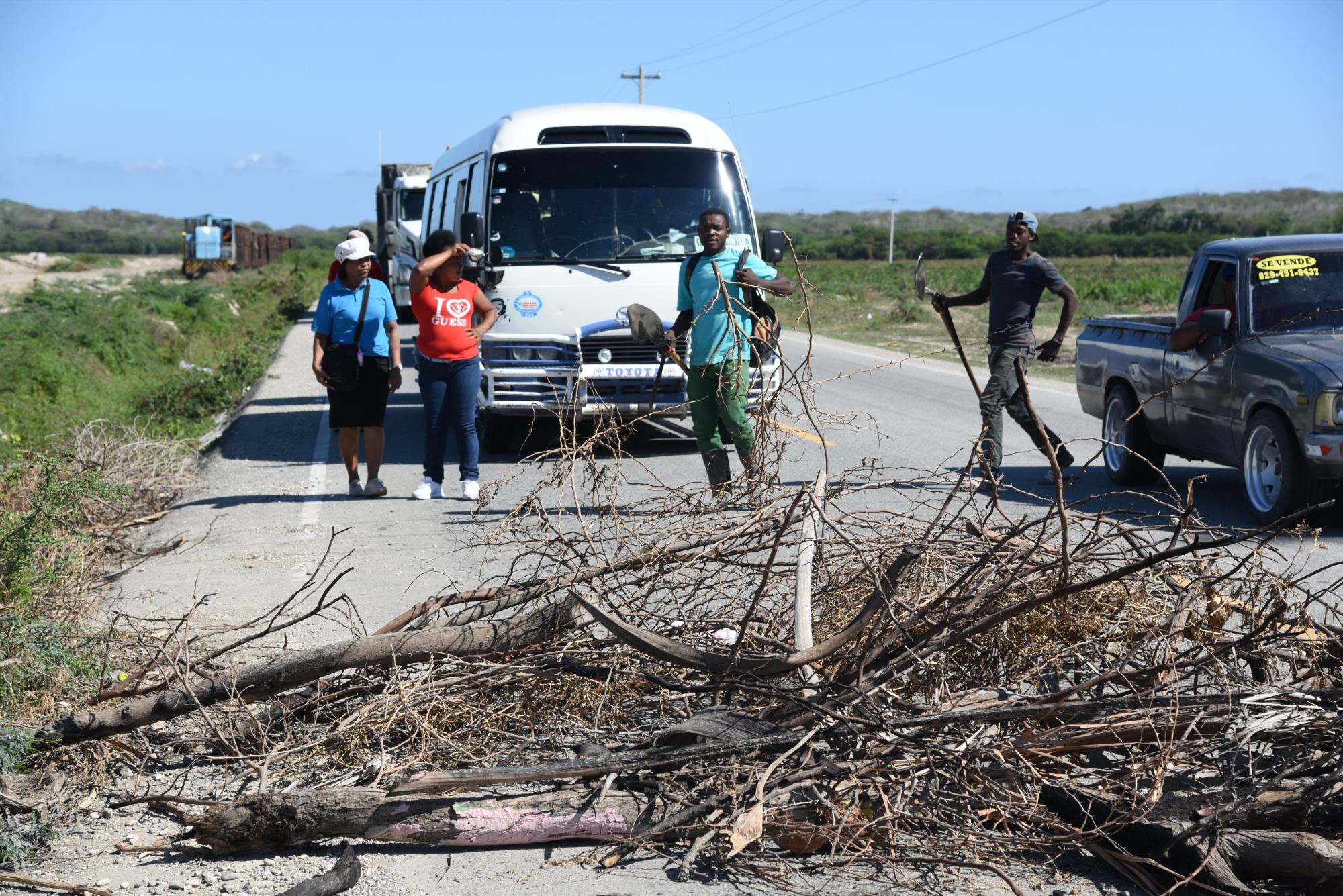  Residentes en la comunidad de Mena Arriba y Mena Abajo, en el municipio de Tamayo, obstruyeron el paso por la carretera que comunica a Neyba, en demanda de asfalto a las calles. 