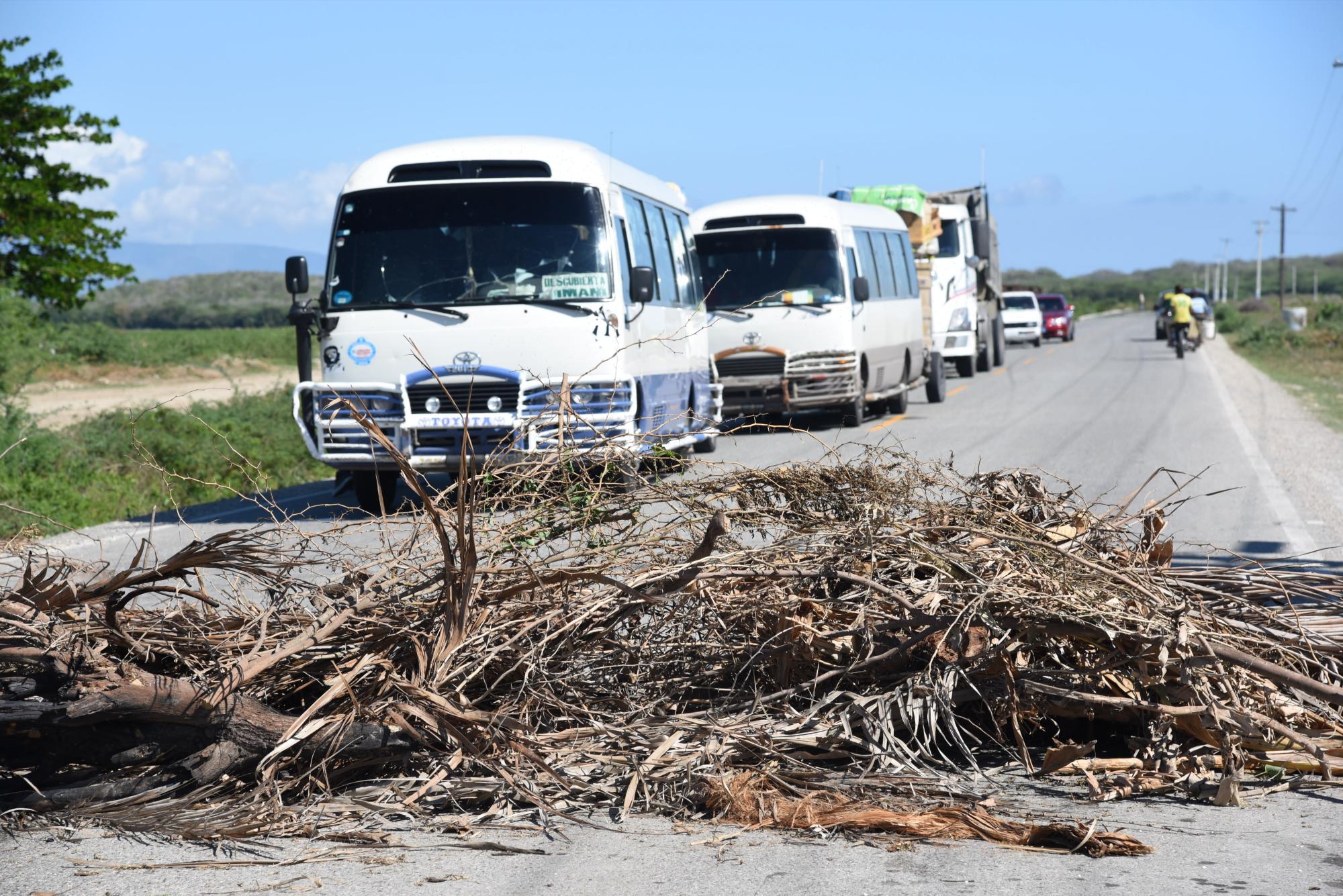  Residentes en la comunidad de Mena Arriba y Mena Abajo, en el municipio de Tamayo, obstruyeron el paso por la carretera que comunica a Neyba, en demanda de asfalto a las calles. 