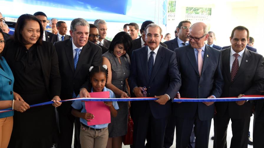 Presidente entrega cuatro escuelas y la sede del Distrito Educativo en Sánchez Ramírez