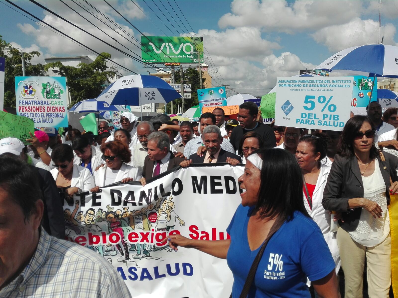 Los médicos mientras se dirigían al Palacio Nacional durante su marcha este miércoles 