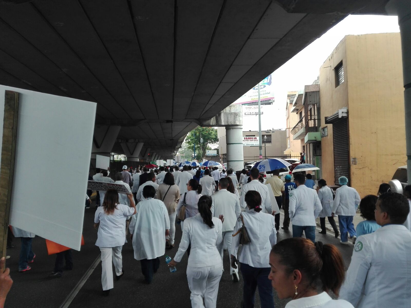 Los médicos mientras se dirigían al Palacio Nacional durante su marcha