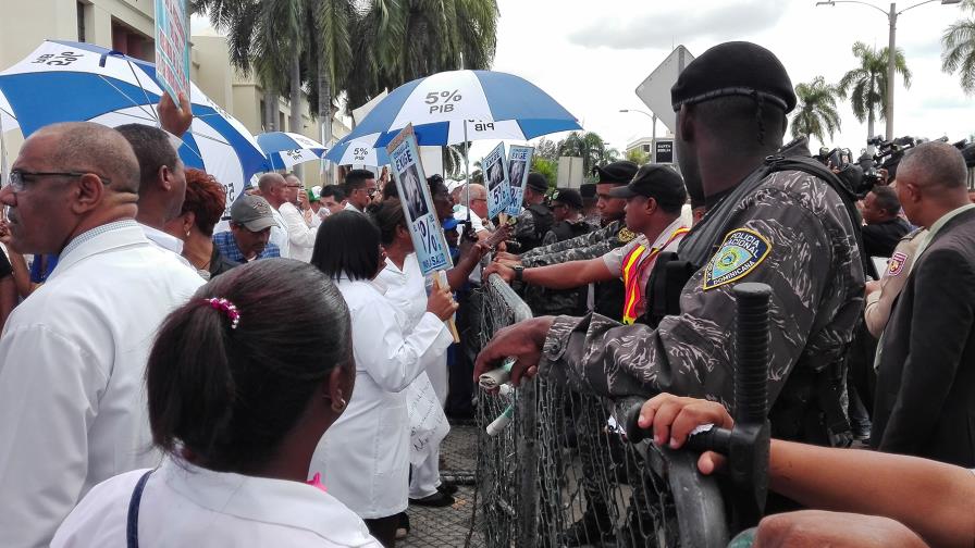 Médicos marcharon hacia el Palacio y fijarán posición sobre demandas