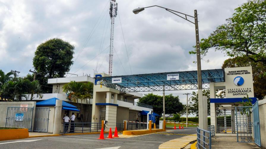 Fuego deja 500 sin empleos en zona franca de Santiago