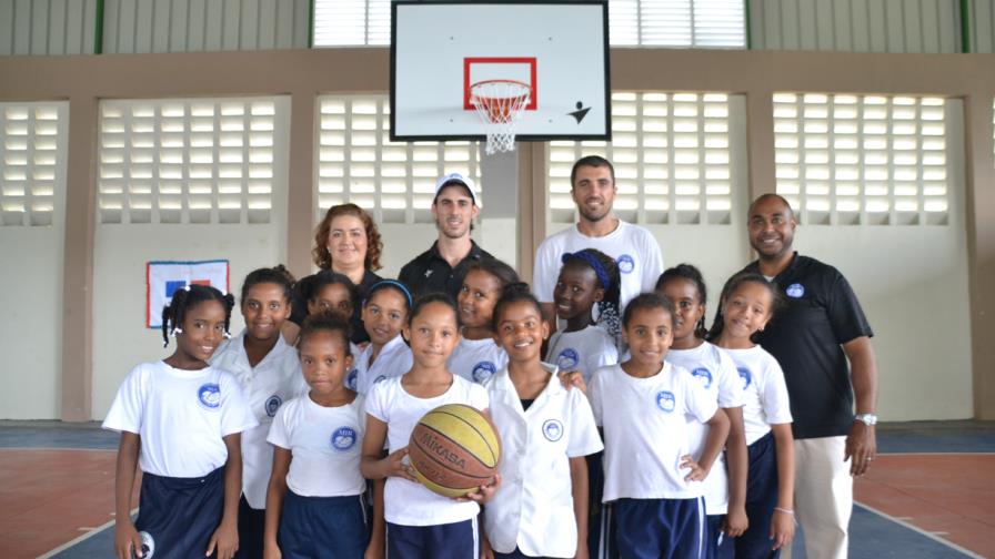 Entregan donaciones a Escuela Hogar del Niño y a la Fundación Mir