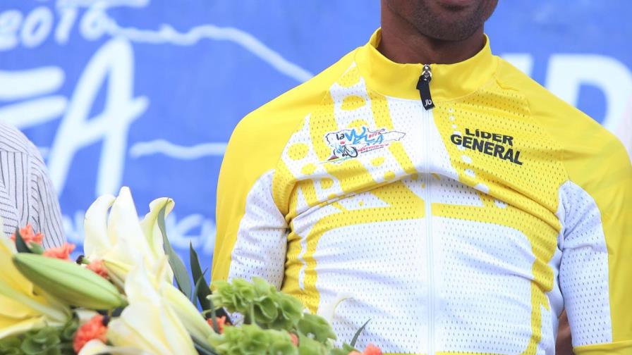 Ismael Sánchez se pone la camiseta del líder de la Vuelta Independencia