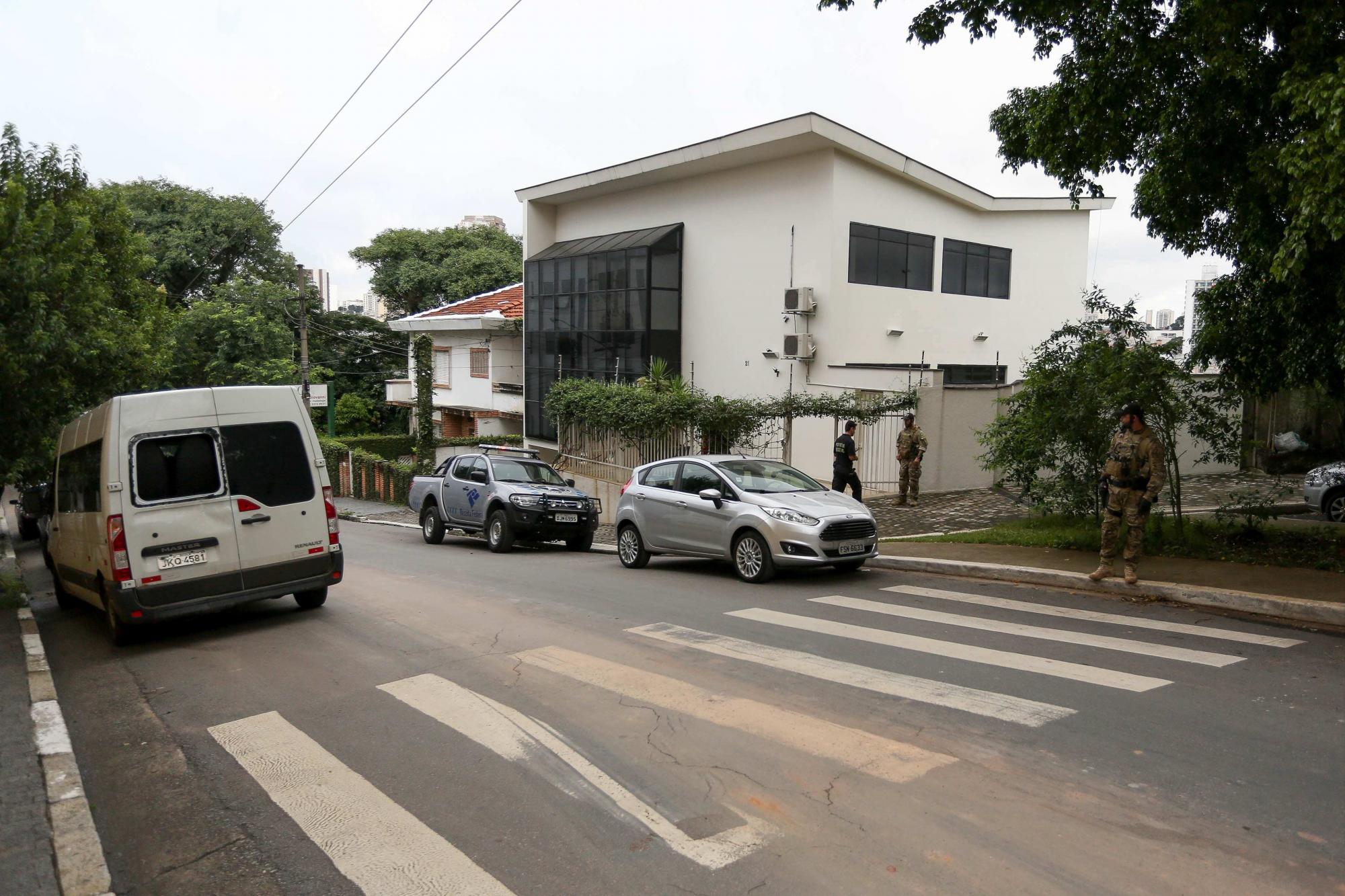 Policía Federal en la puerta del Instituto Lula hoy, 4 de marzo de 2016.  