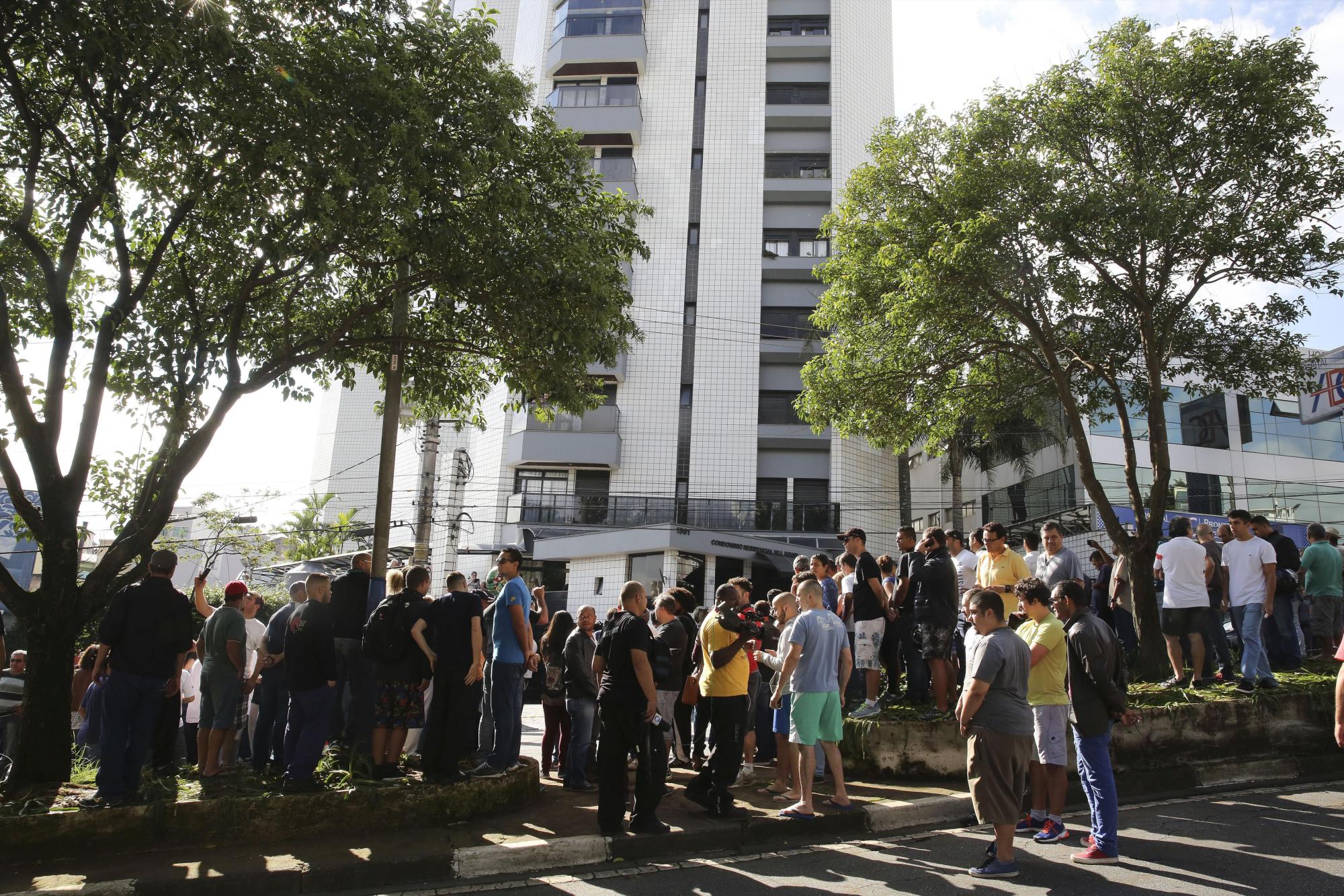 Agentes de Policía y curiosos ante la residencia de Lula en la ciudad de Sao Bernardo do Campo, en la periferia de Sao Paulo. 