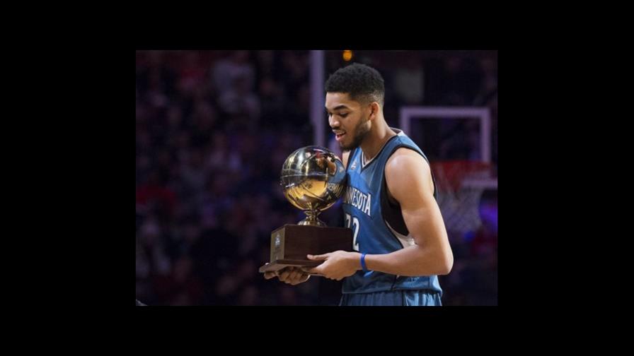 Towns acaricia el premio al Novato del Año