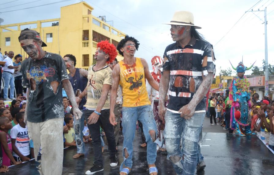 Los Guaricanos se calientan para  Carnaval Santo Domingo Norte 2016