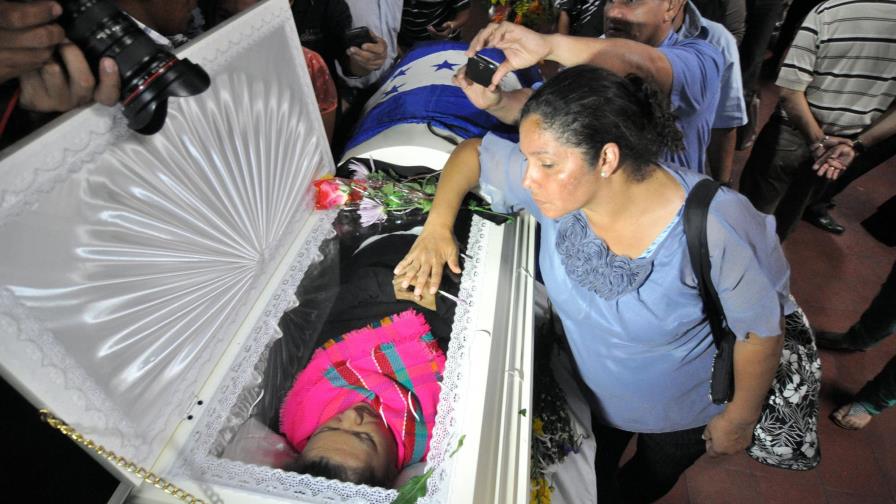 Restos de dirigente hondureña asesinada son velados entre clamor de justicia