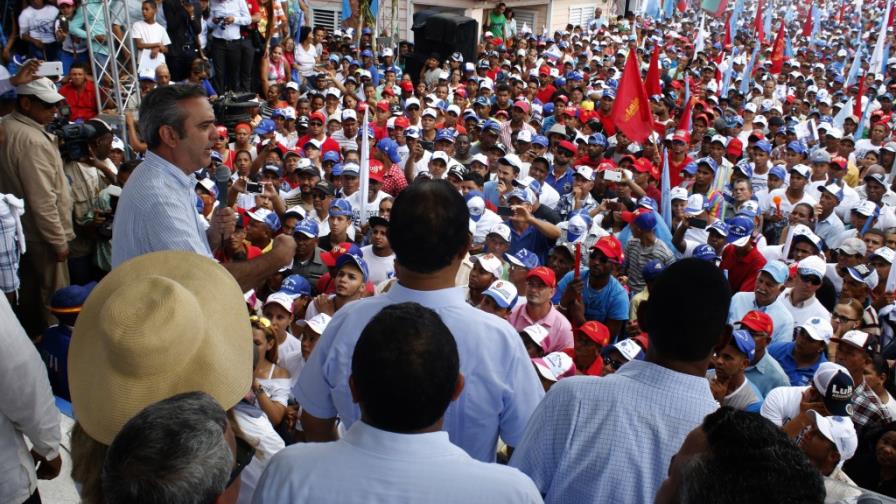 Luis Abinader promete aplicar los principios del líder Peña Gómez