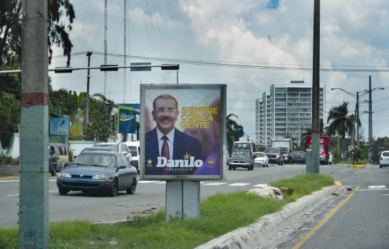 Candidatos del PLD dominan espacios publicitarios en las calles y avenidas