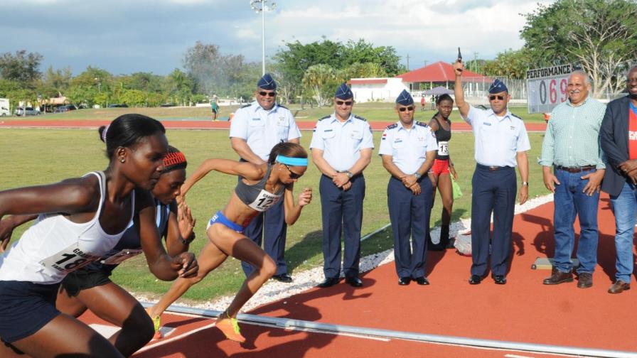 Fuerza Aérea inaugura pista atletismo con atletas olímpicos