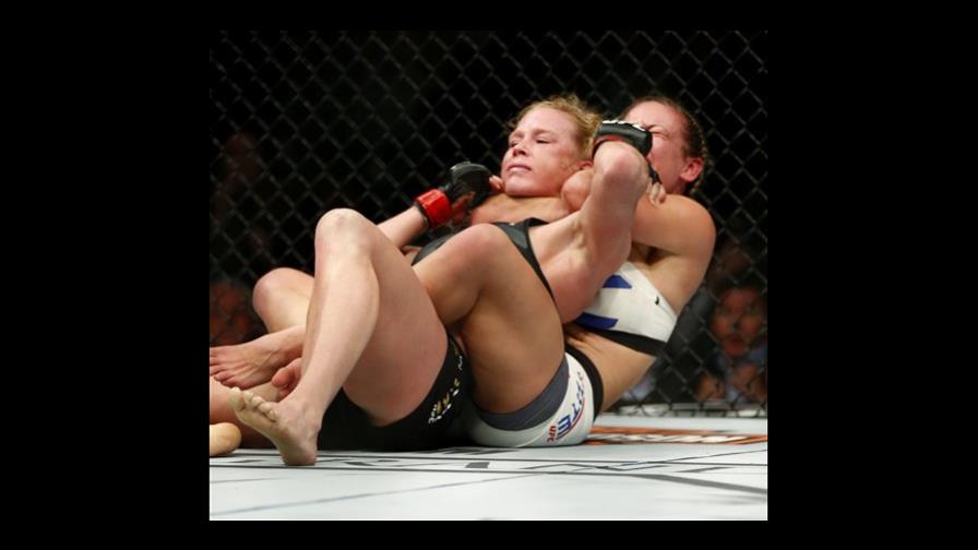 Diaz vence a McGregor, Tate quita título a Holm en UFC 196 