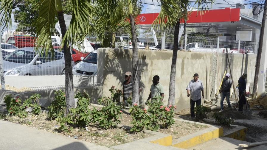 Denuncian que el ADN vendió parte de una calle a una empresa privada