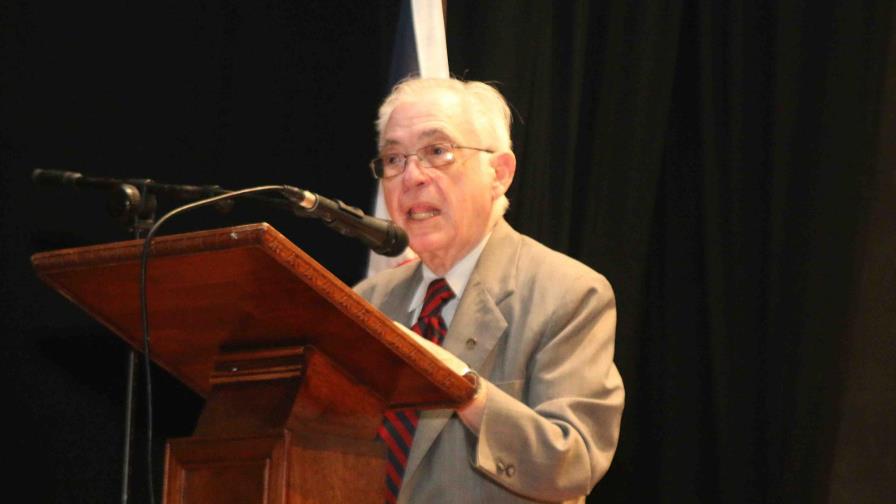 Wenceslao Vega imparte charla sobre gobierno de Horacio Vásquez