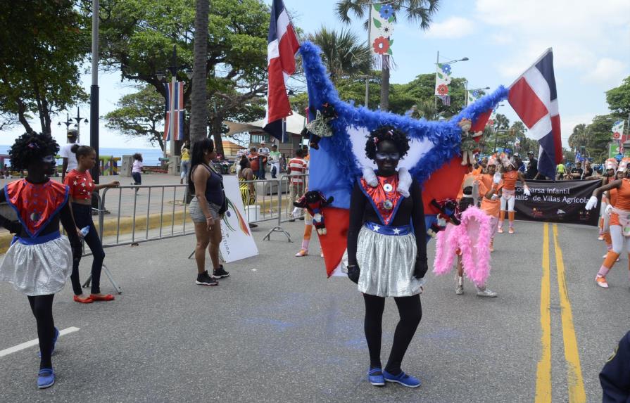 Rica creatividad y colorido en el Carnaval Infantil