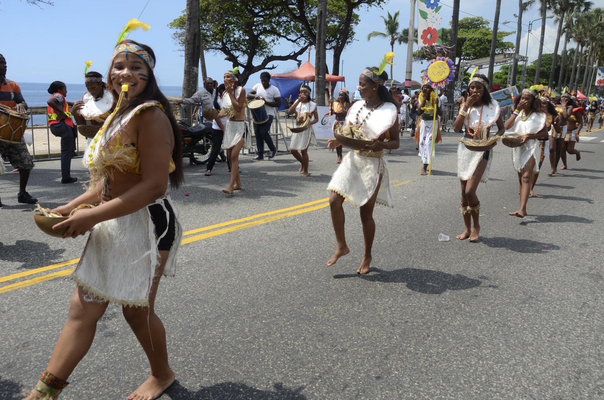 Adolescentes y niñas asumen el rol de las indias amazonas