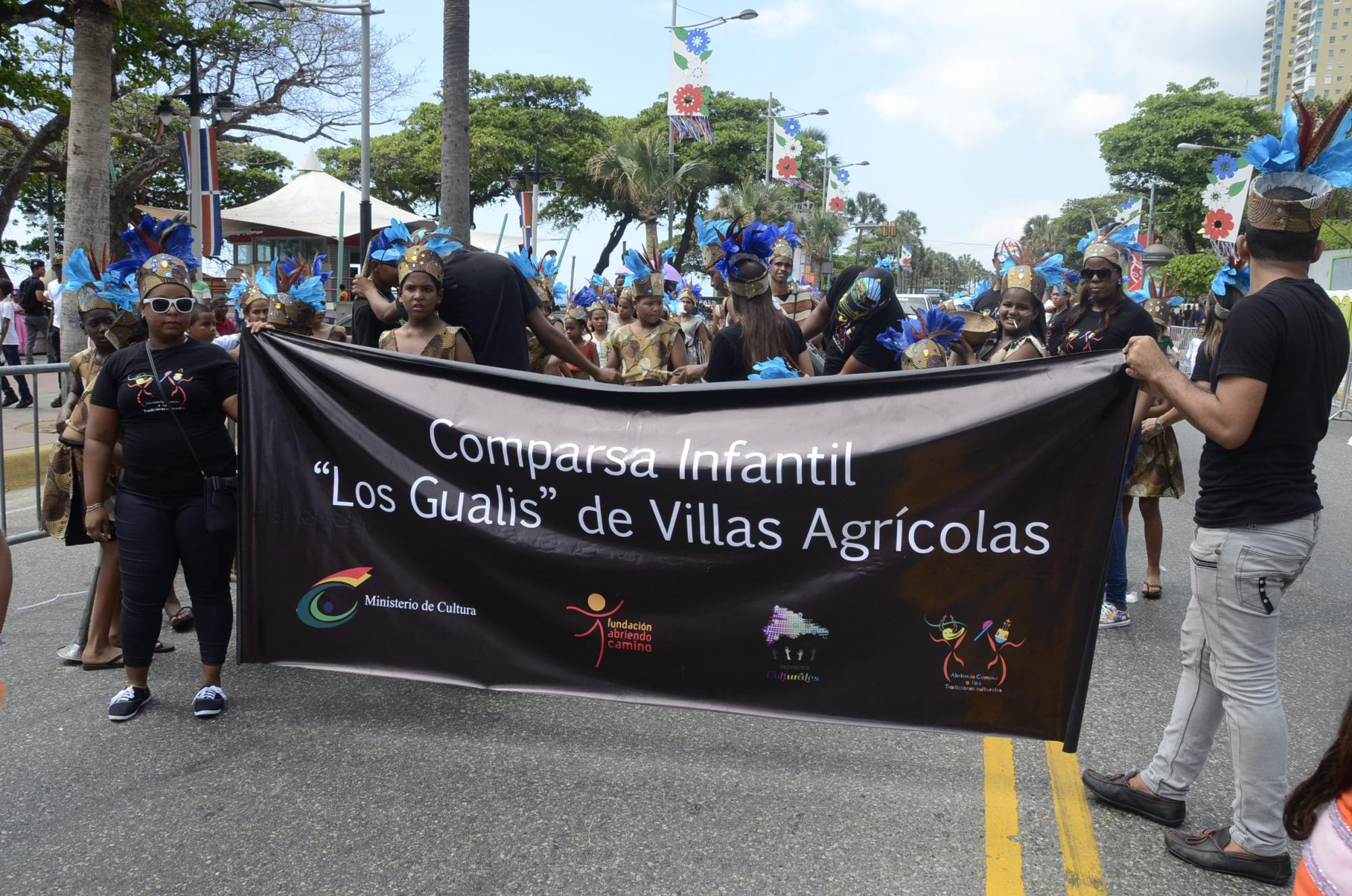 La comparsa de Los Gualis, espera su turno