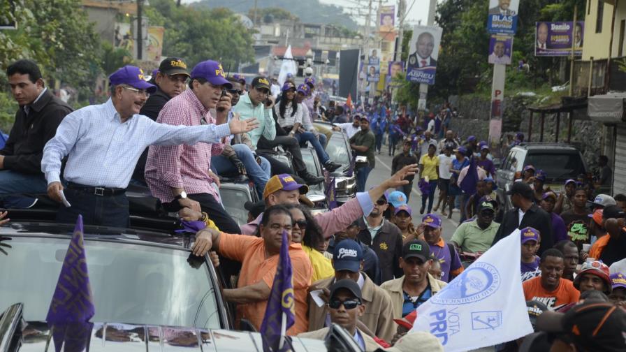 Villa Altagracia se tiró a las calles a recibir al candidato Danilo Medina Villa Altagracia se tiró a las calles a recibir al candidato Danilo Medina