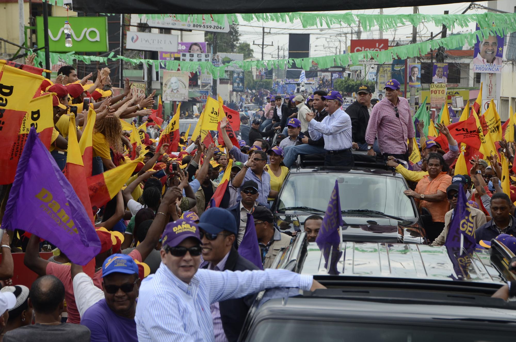 Medina saluda a Johnny Jones y sus seguidores.