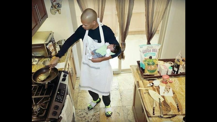 Félix Sánchez cocina con su bebé en brazos