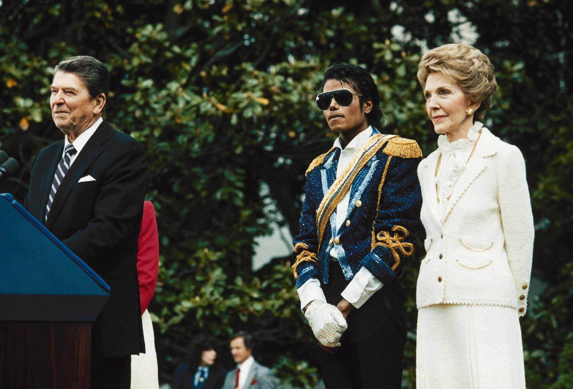 Fotografía de archivo del 14 de mayo de 1984 del astro del pop Michael Jackson (al centro) antes de recibir un reconocimiento del entonces presidente Ronald Reagan (izquierda) y la primera dama Nancy Reagan en el Jardín Sur de la Casa Blanca.