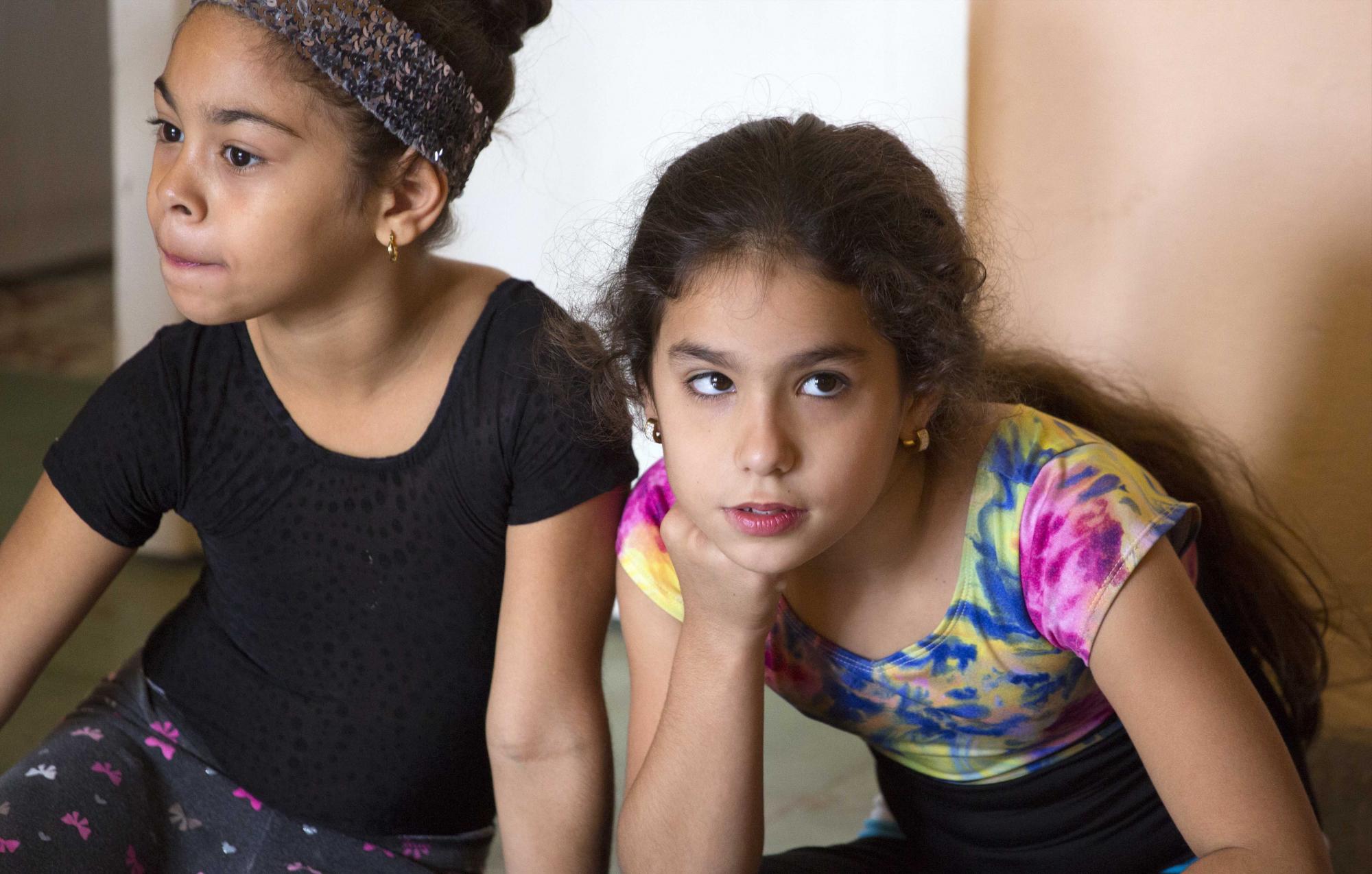 En esta imagen del 13 de febrero de 2016, niñas durante una clase de danza en la academia privada Entreartes, en La Habana, Cuba. 