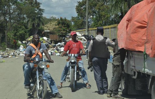 Moradores de Los Casabes vuelven a parar el tránsito de camiones hacia Duquesa