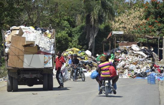 Moradores de Los Casabes vuelven a parar el tránsito de camiones hacia Duquesa