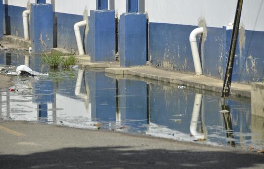 Agua verde en Ciudad Moderna afecta la salud de los moradores