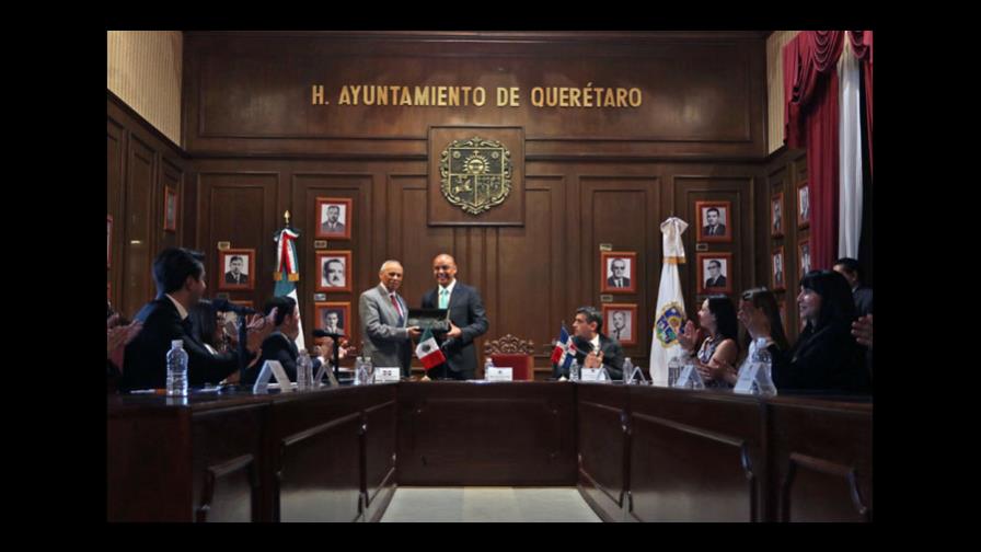 Embajador dominicano en México recibe las llave de la ciudad de Querétaro