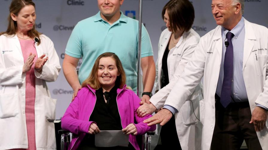 Mujer agradece por útero trasplantado, el primero en EE.UU. 