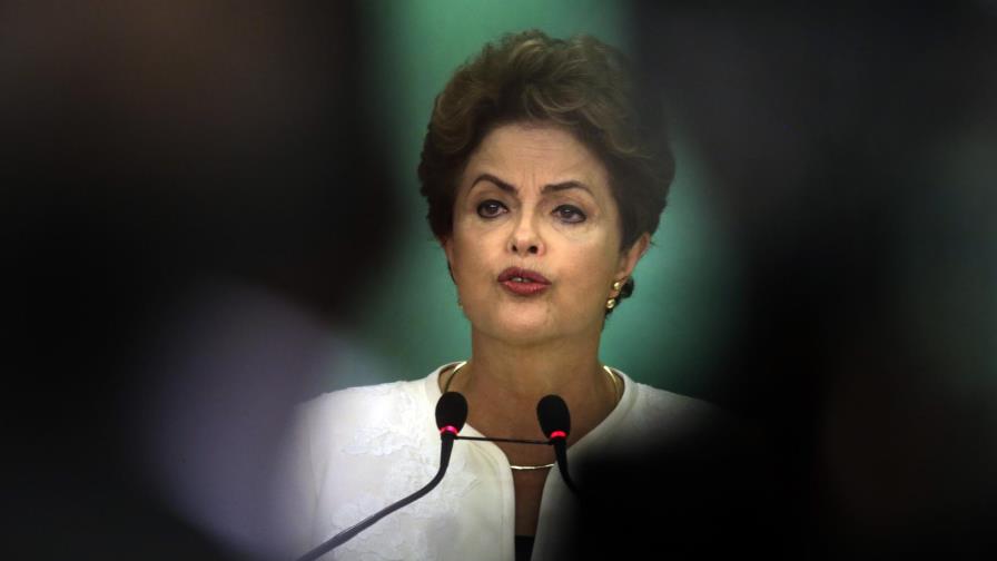 Oposición pide investigar a Rousseff por uso indebido de vehículos oficiales Oposición pide investigar a Rousseff por uso indebido de vehículos oficiales