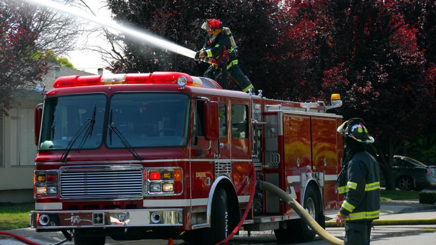 Una ciudad se divide luego de que un bombero tomara camión para salvar a una bebé