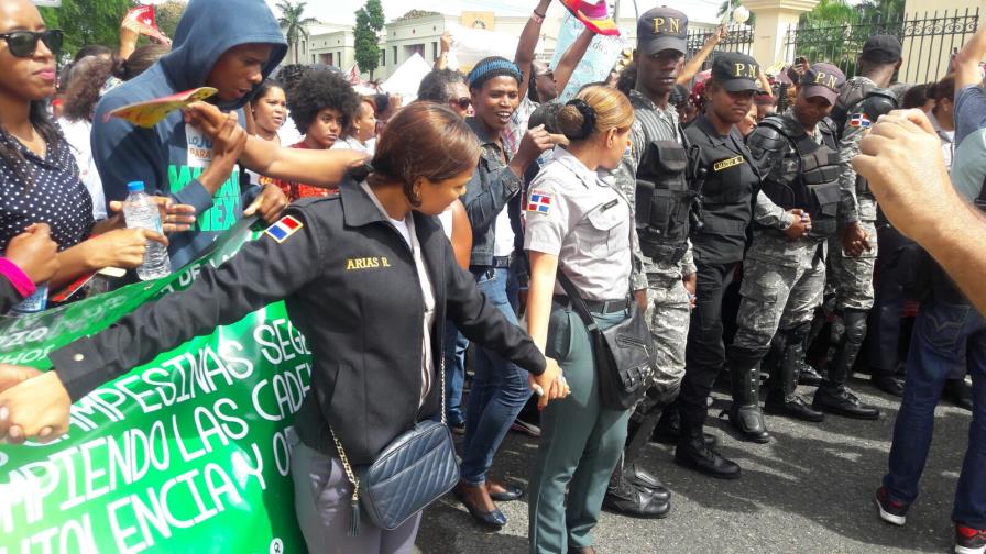 Policía impide manifestación de mujeres llegue al Palacio Nacional 