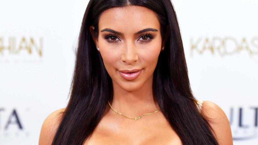 Kim Kardashian vuelve a desnudarse tras polémica por foto desactualizada publicada en Instagram 