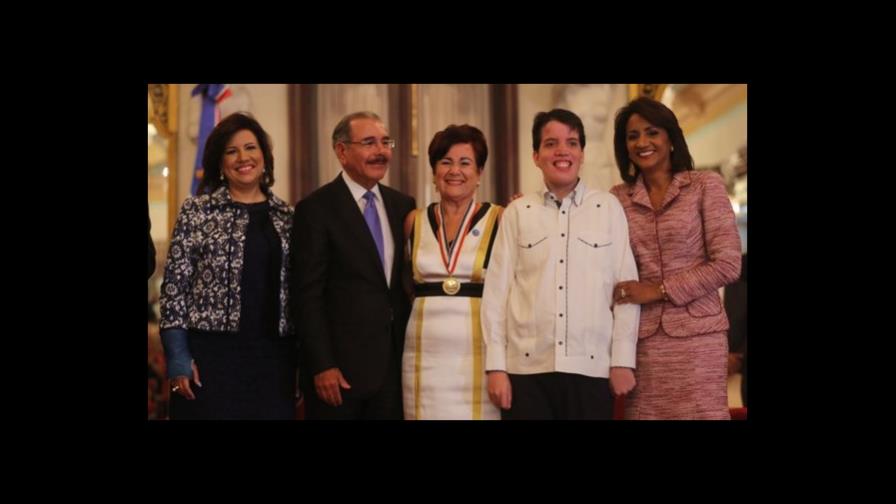 Presidente Medina reconoce a diez mujeres