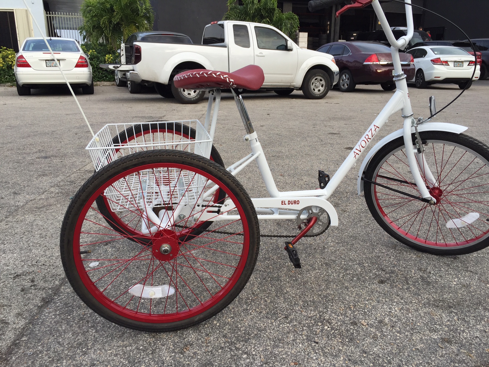 Yoenis Céspedes ha sorprendido con vehículos, caballos y ahora también tiene esta bicicleta de tres ruedas, algo similar a la que tuvo en Cuba. 