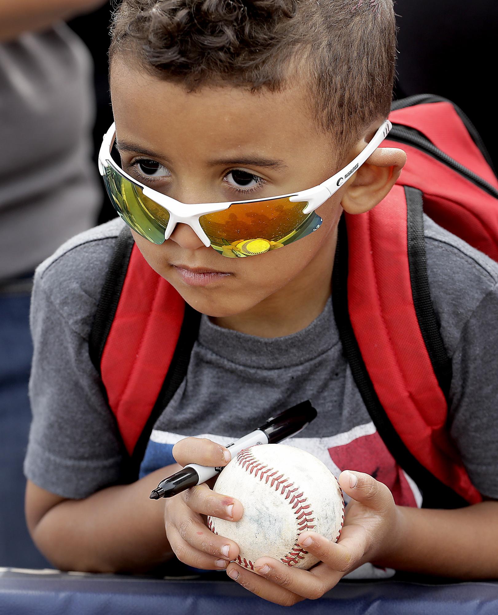 Un niño espera por un autógrafo durante un partido entre los Marineros de Seattle y los Diamondbacks de Arizona en Peoria, Arizona.