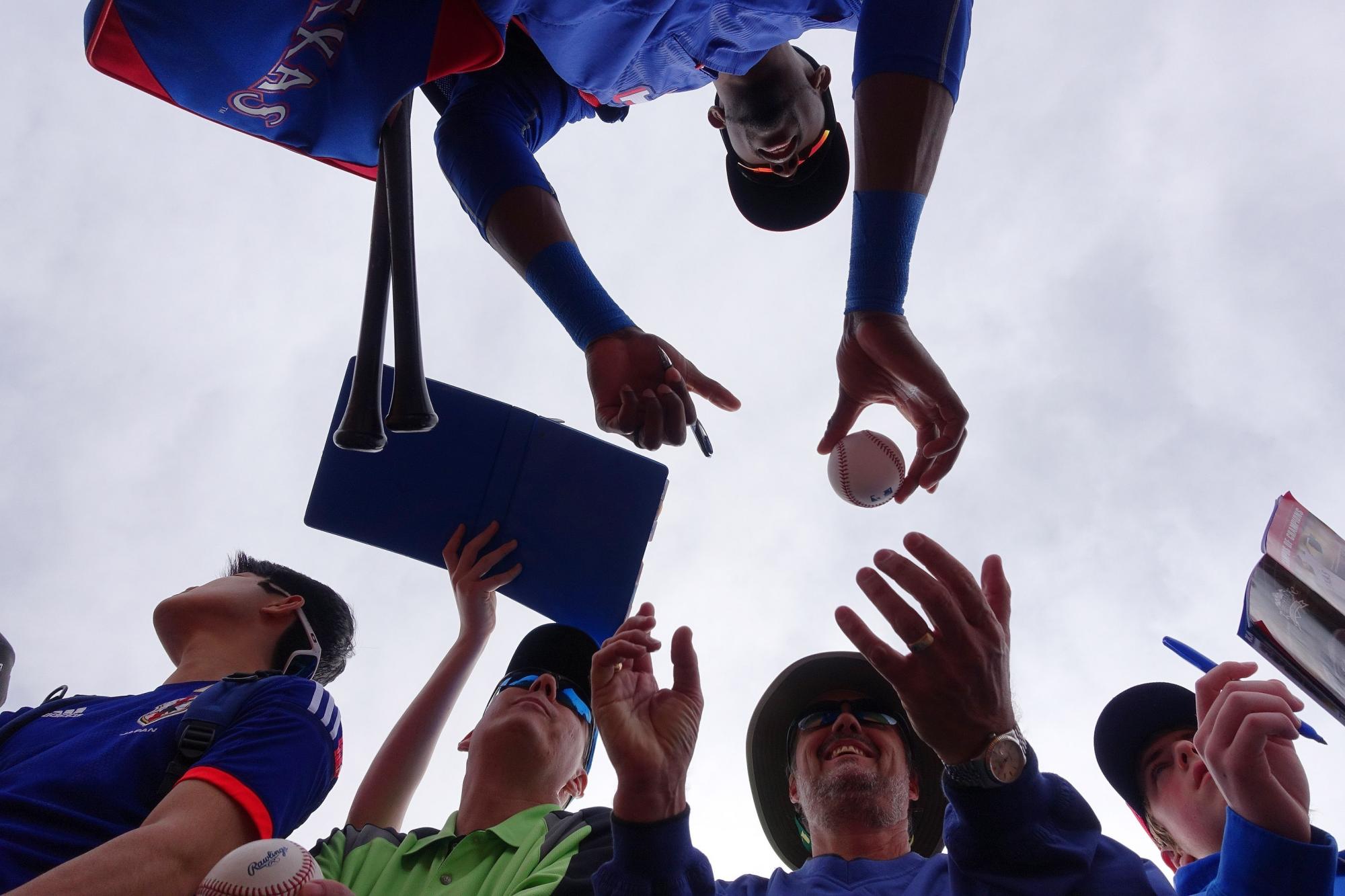 James Jones de los Vigilantes, firma autógrafos antes del partido contra los Gigantes en Surprise, Arizona.