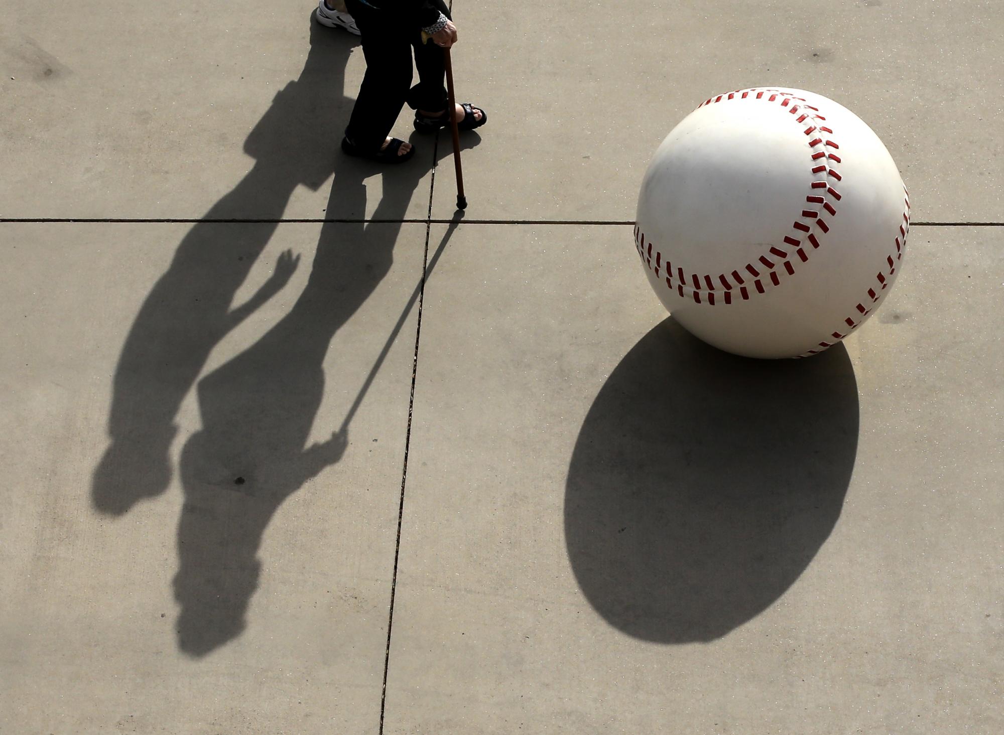 Una escultura de una bola de béisbol se observa en el estadio de Peoria, Arizona, donde se enfrentaron los Marineros y las Diamantinas. 